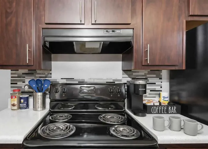 Modern 2br Escape Sleeps 7 Pools Gym & Fire Pit Apartment *