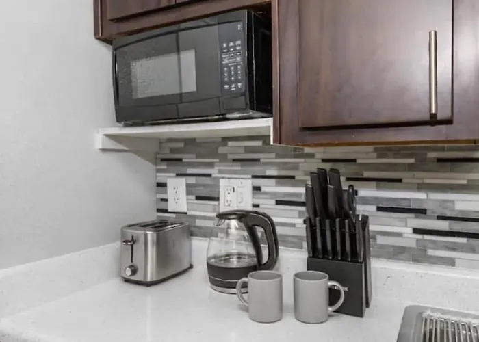 Modern 2br Escape Sleeps 7 Pools Gym & Fire Pit Apartment
