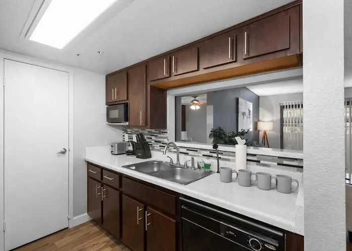 Apartment Modern 2br Escape Sleeps 7 Pools Gym & Fire Pit *